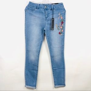 d.Jean | Highwaist Rolled Ankle Embroidered Jean
